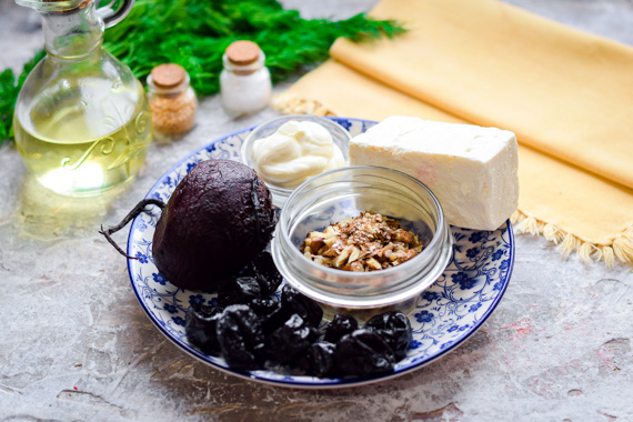 салат из свеклы с черносливом и грецкими орехами рецепт фото 1